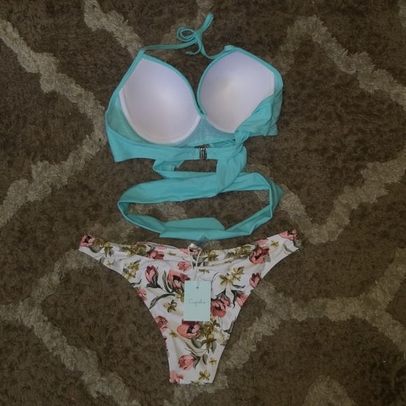 Bikini - Picture 2 of 4